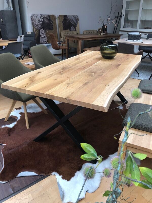 Esstisch Wildeiche Vollholz-Platte Baumkantenoptik Metallgestell Esstisch Wildeiche Vollholz-Platte Baumkantenoptik Metallgestell