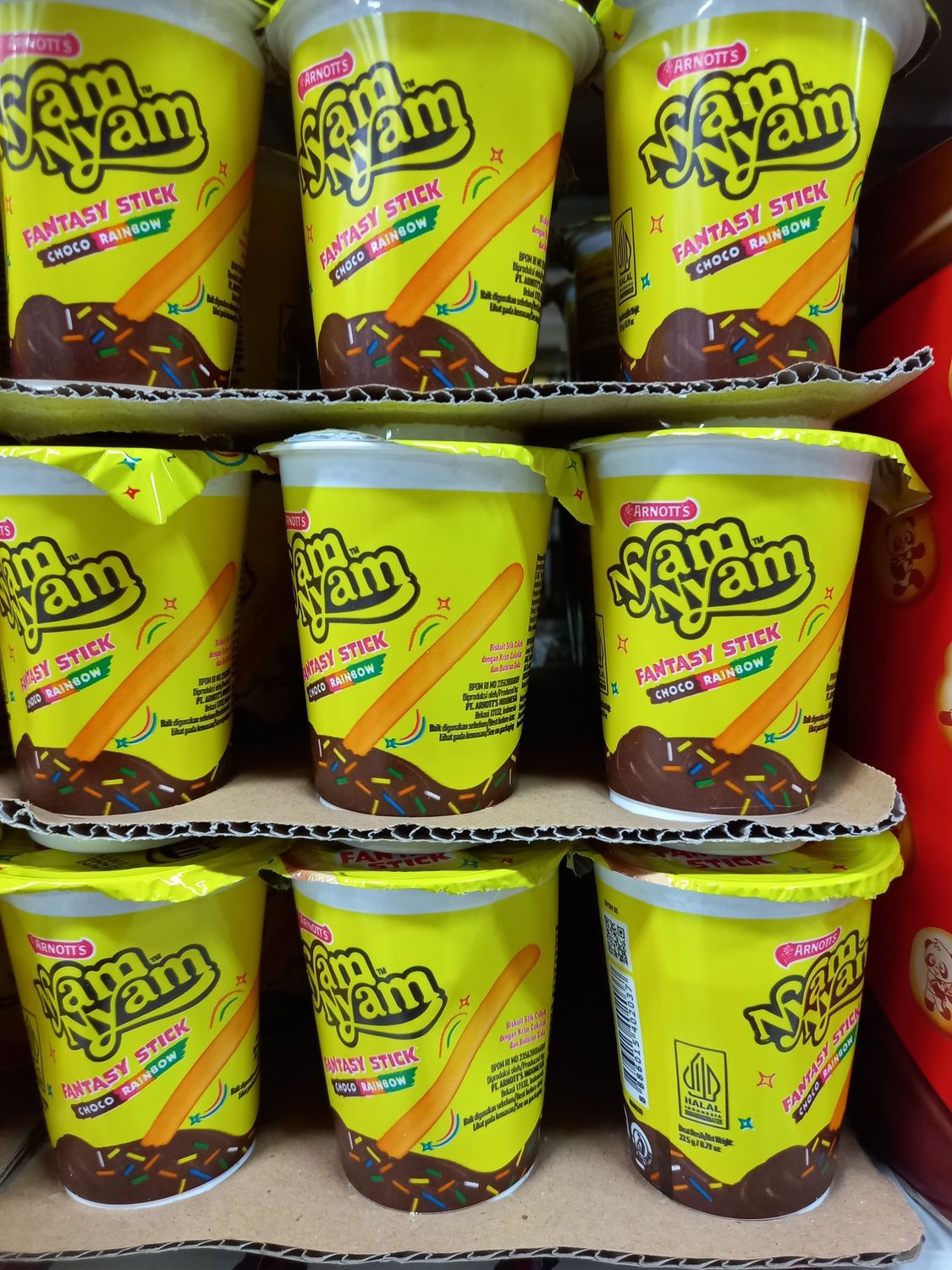 Arnott&#39;s Nyam Nyam Fantasy Stick Choco Rainbow 25g