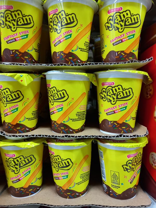 Arnott&#39;s Nyam Nyam Fantasy Stick Choco Rainbow 25g