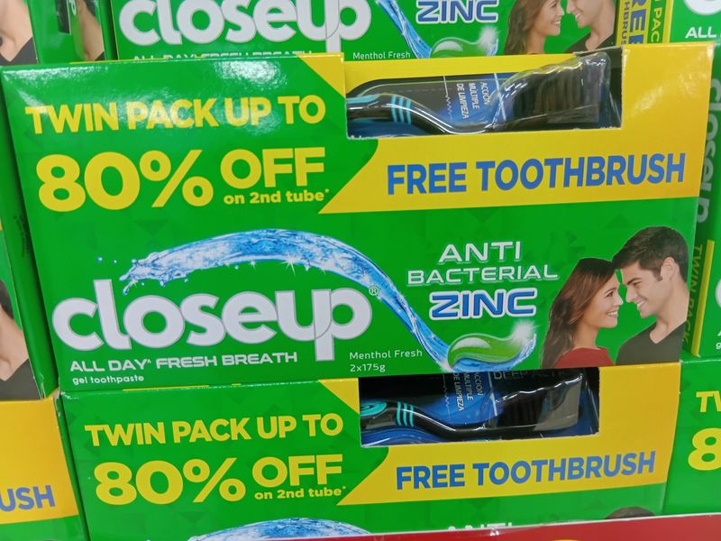 Closeup All Day Fresh Breath Anti Bacterial Zinc + Free Toothbrush Menthol Fresh (2 Packs x 175g)