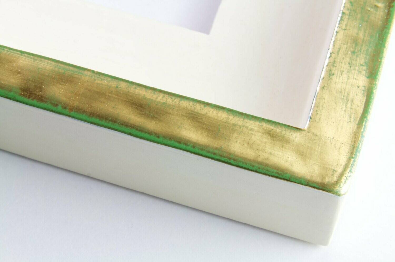 Schattenfugenrahmen - Echtgold - Grün Handgefertigter Vergolderrahmen-Schattenfugenrahmen für Leinwandbilder mit Blattgold auf grünem Grund. Echtholz Elfenbein.