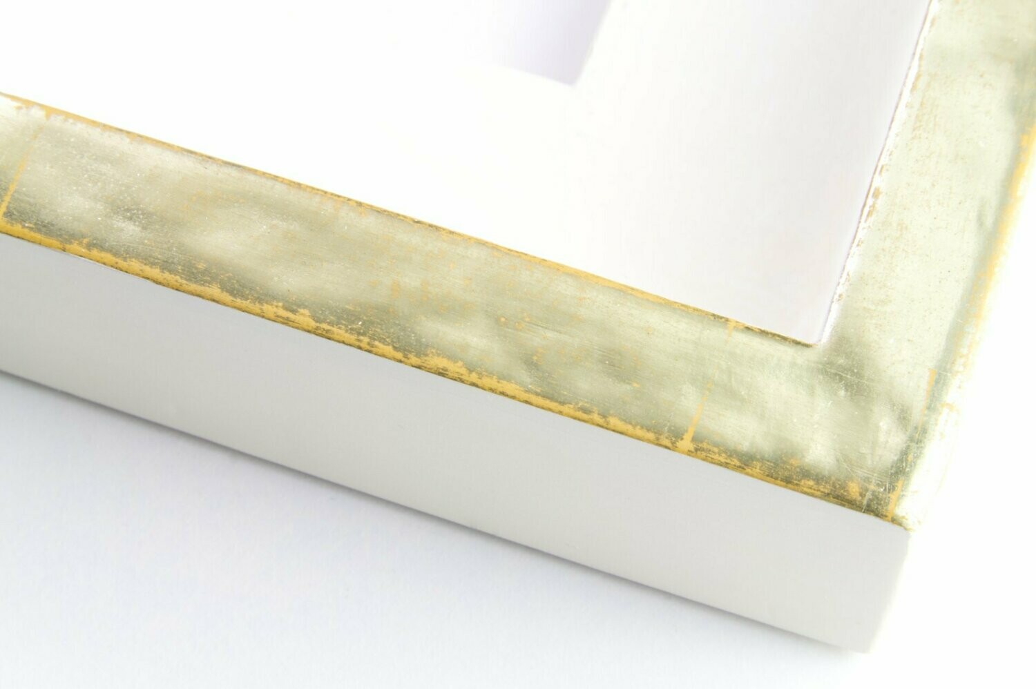 Schattenfugenrahmen - Citrongold - Gelb Handgefertigter Vergolderrahmen-Schattenfugenrahmen für Leinwandbilder mit Blattgold auf gelbem Grund.