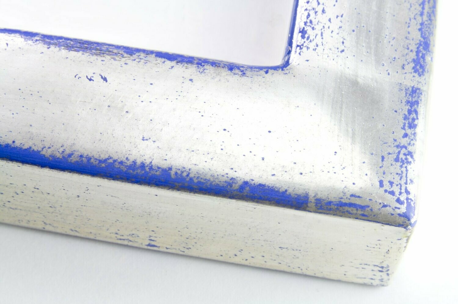 Schattenfugenrahmen - Echtsilber - Blau Handgefertigter Vergolderrahmen-Schattenfugenrahmen für Leinwandbilder mit Blattsilber auf blauem Grund. Echtholz Elfenbein.