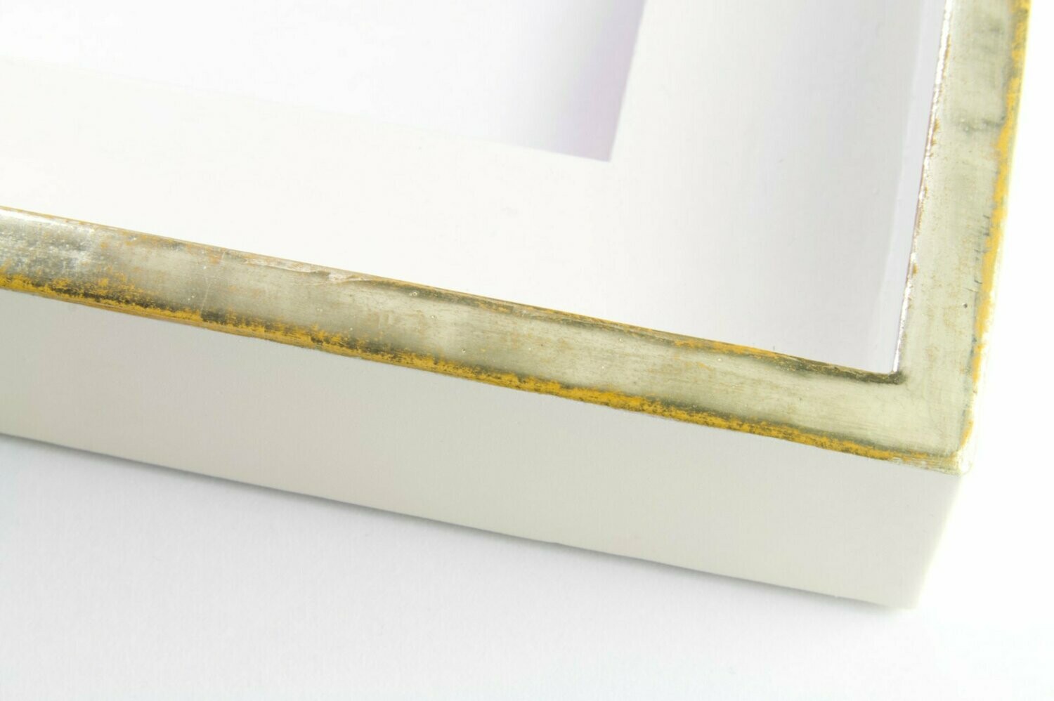 Schattenfugenrahmen - Citrongold - Gelb Handgefertigter Vergolderrahmen-Schattenfugenrahmen für Leinwandbilder mit Blattgold auf gelbem Grund.