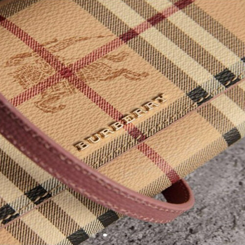 [Luxury City] Burberry Leather Trim Haymarket Check Wallet With Chain in Light Elderberry Burberry-40609781