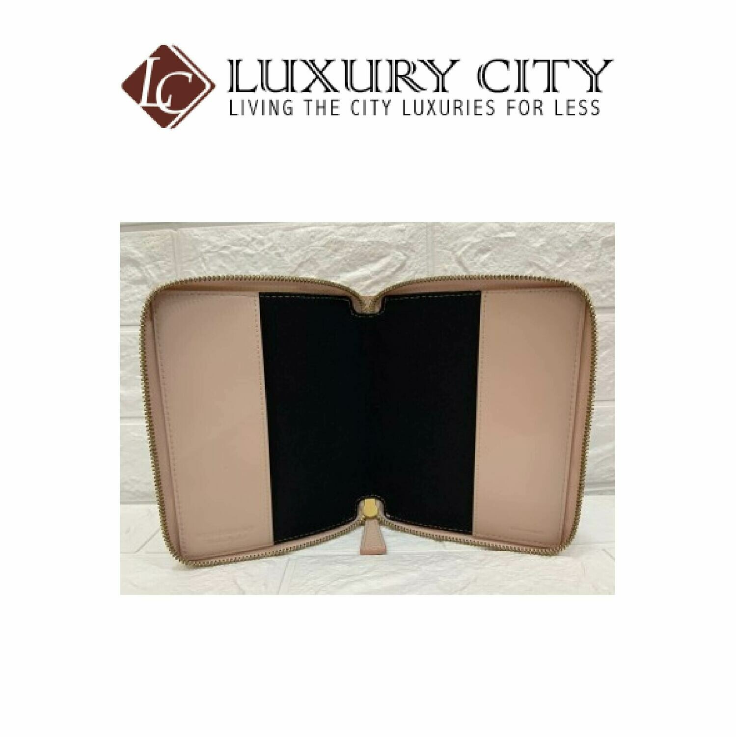 [Luxury City] Burberry Embossed Grainy Leather Zip Around Passport Holder