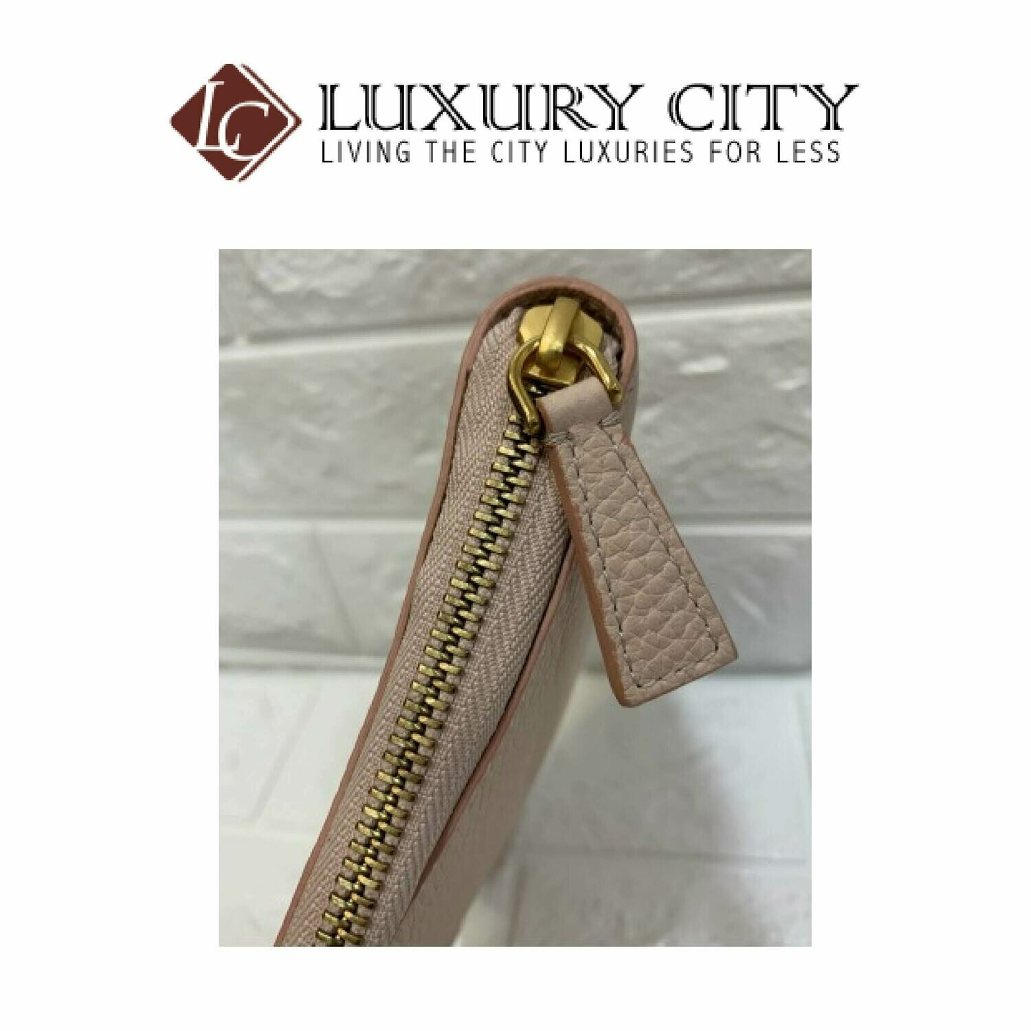 [Luxury City] Burberry Embossed Grainy Leather Zip Around Passport Holder