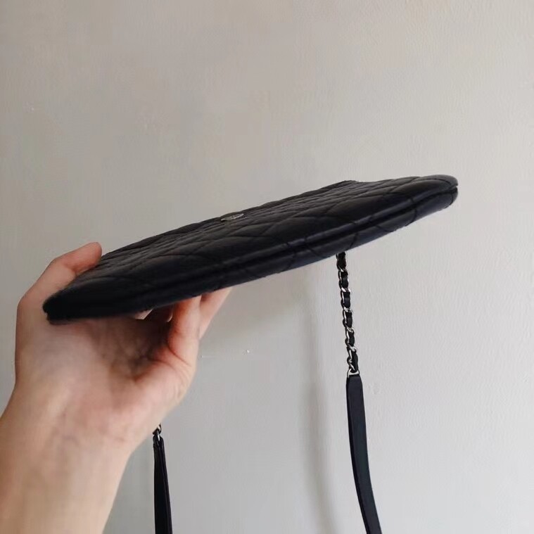 [Luxury City] Pre-Loved Channel Calf Leather Slim Bag