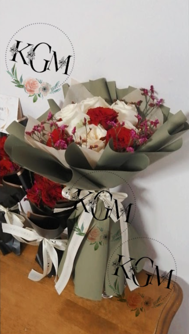 White and Red Rose (stem 9-15) (By: Keshwini Florist from KL