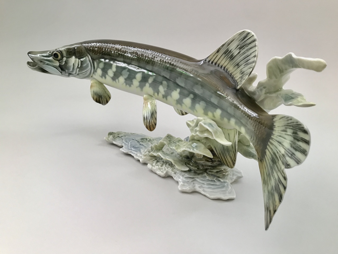 Статуэтка щука фарфоровая. Стеклянная фигурка окунь. Щука статуэтка. Сувенир ссср емеля с щукой сувенир небьющейся. Щука статуэтка.
