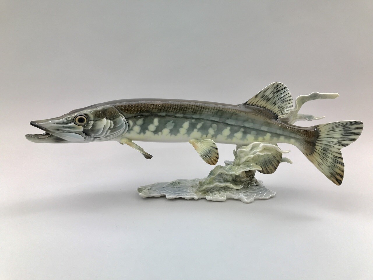 Фигурки из дерева щука. Статуэтка в виде рыбы. Щука статуэтка. Фарфоровая фигурка щука. Статуэтка щука.