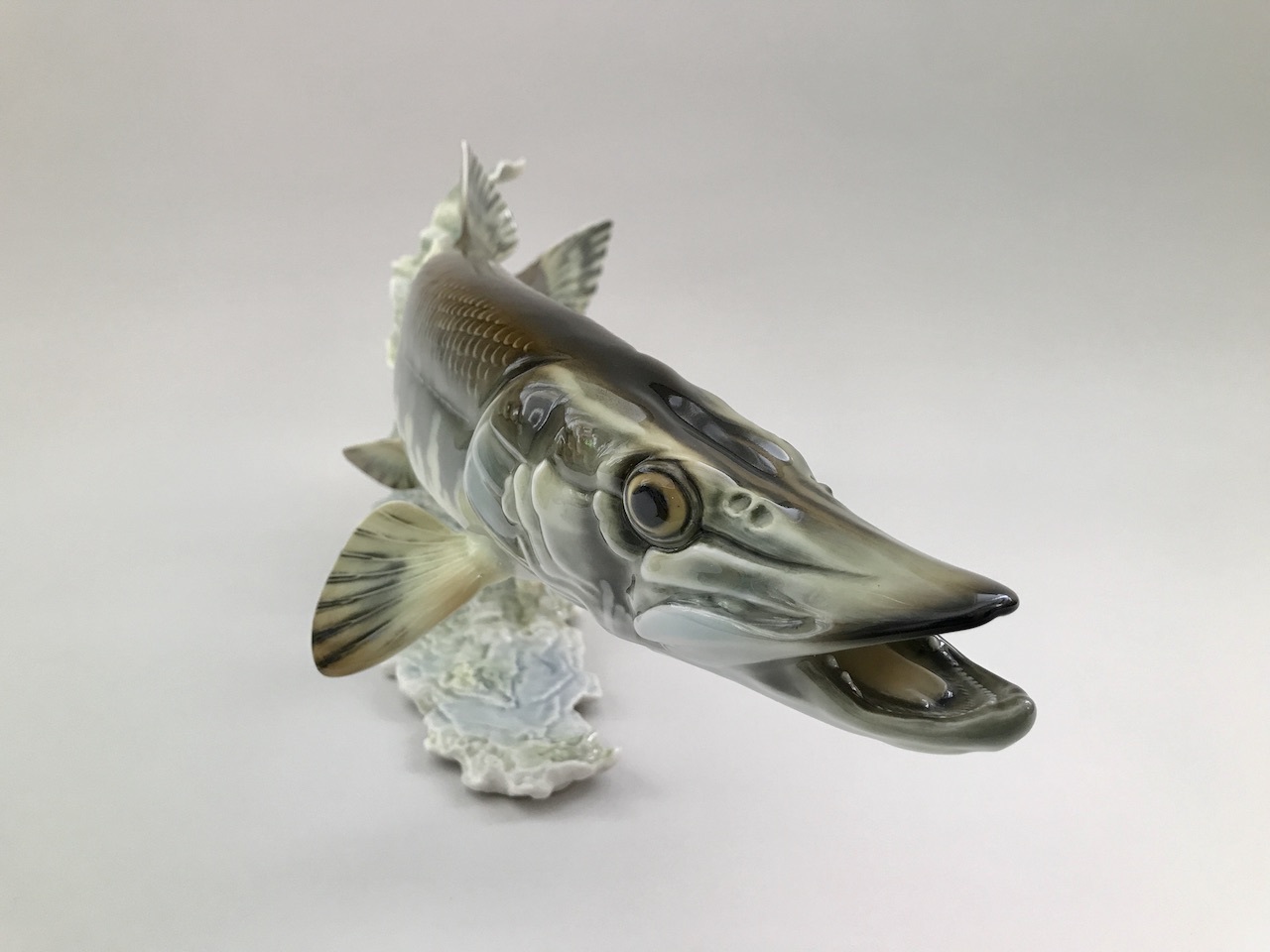 Статуэтка щука. Фарфоровая щука. Статуэтка рыба щука. Фарфоровая щука. Статуэтка щука.
