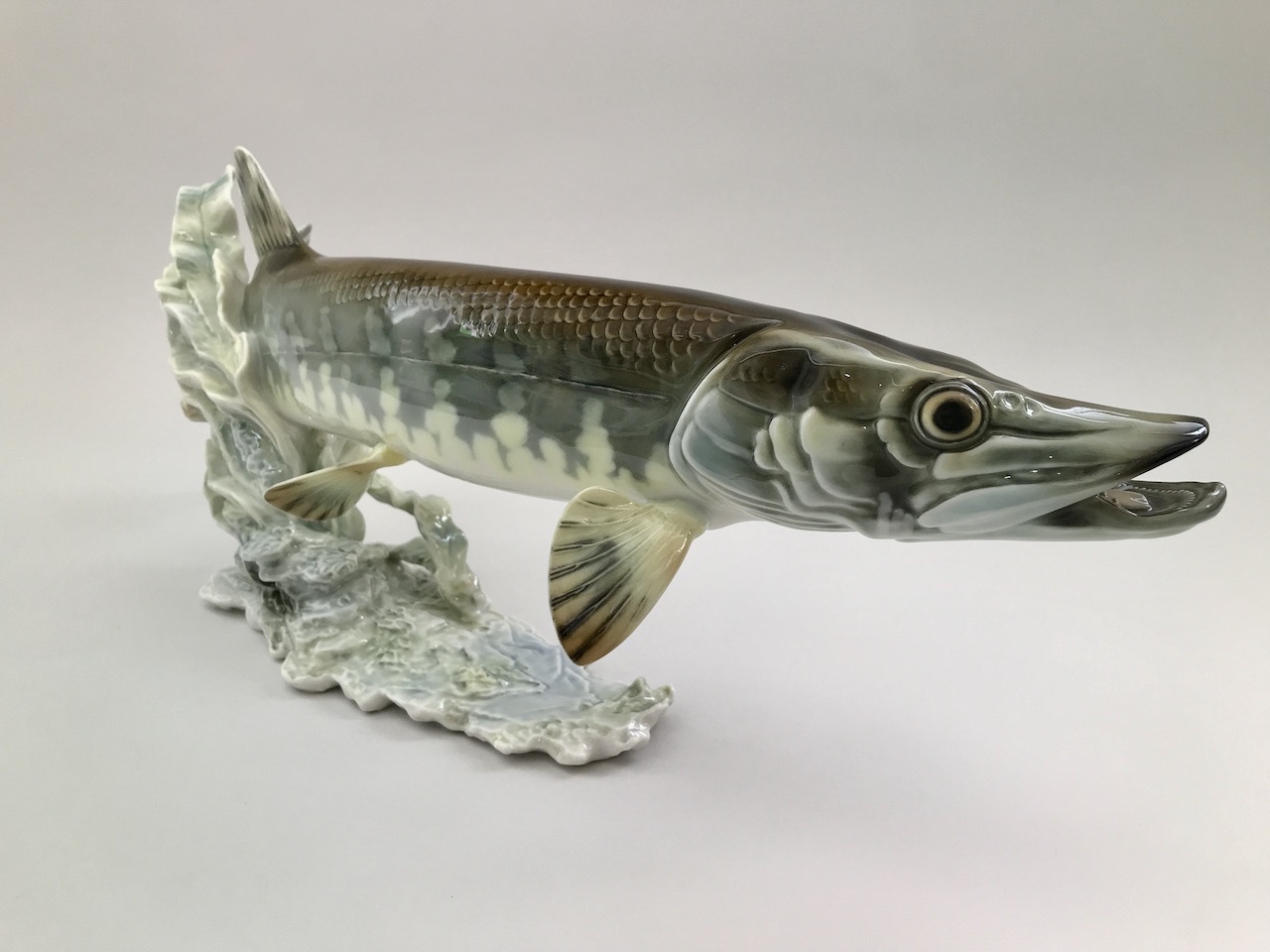 Фарфоровая щука. Фигурка щука kaiser n74796. Щука статуэтка. Статуэтка щука фарфоровая. Статуэтка щука.