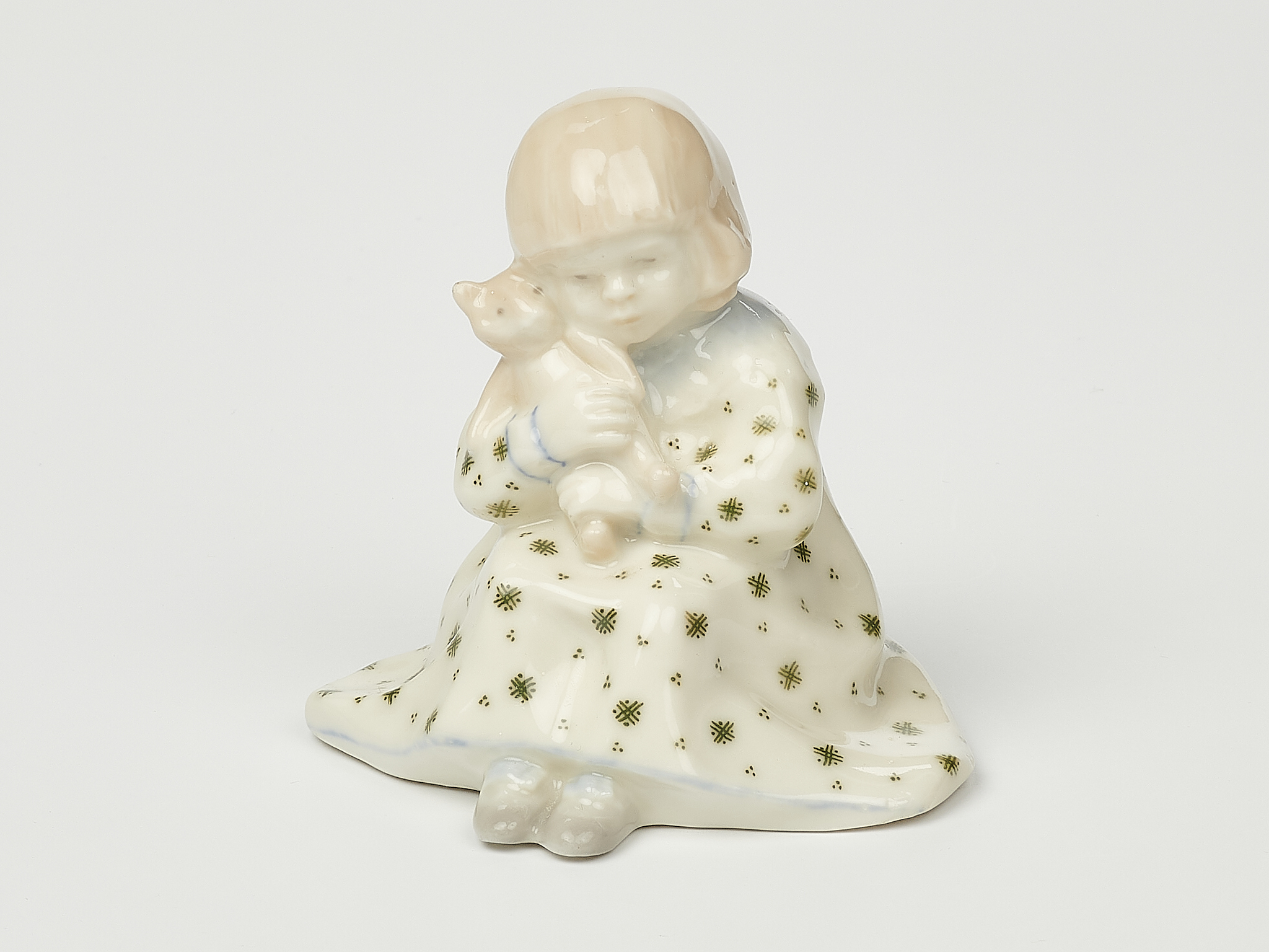 Статуэтка девочка с мишкой. Статуэтка девочка с мишкой ссср. Фигурка девочка с медвежонком pavone. Зхк девочка статуэтка девочка. Фарфоровая фигурка: " девочка с мишкой ".