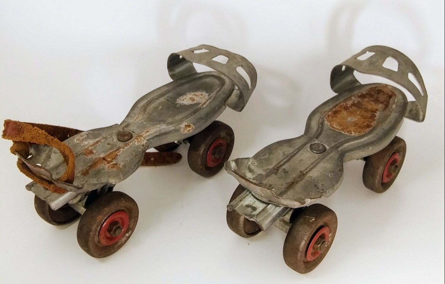 Vintage Globe Skate Corp  Metal Roller Skates No.80 Menomonee Falls WI USA