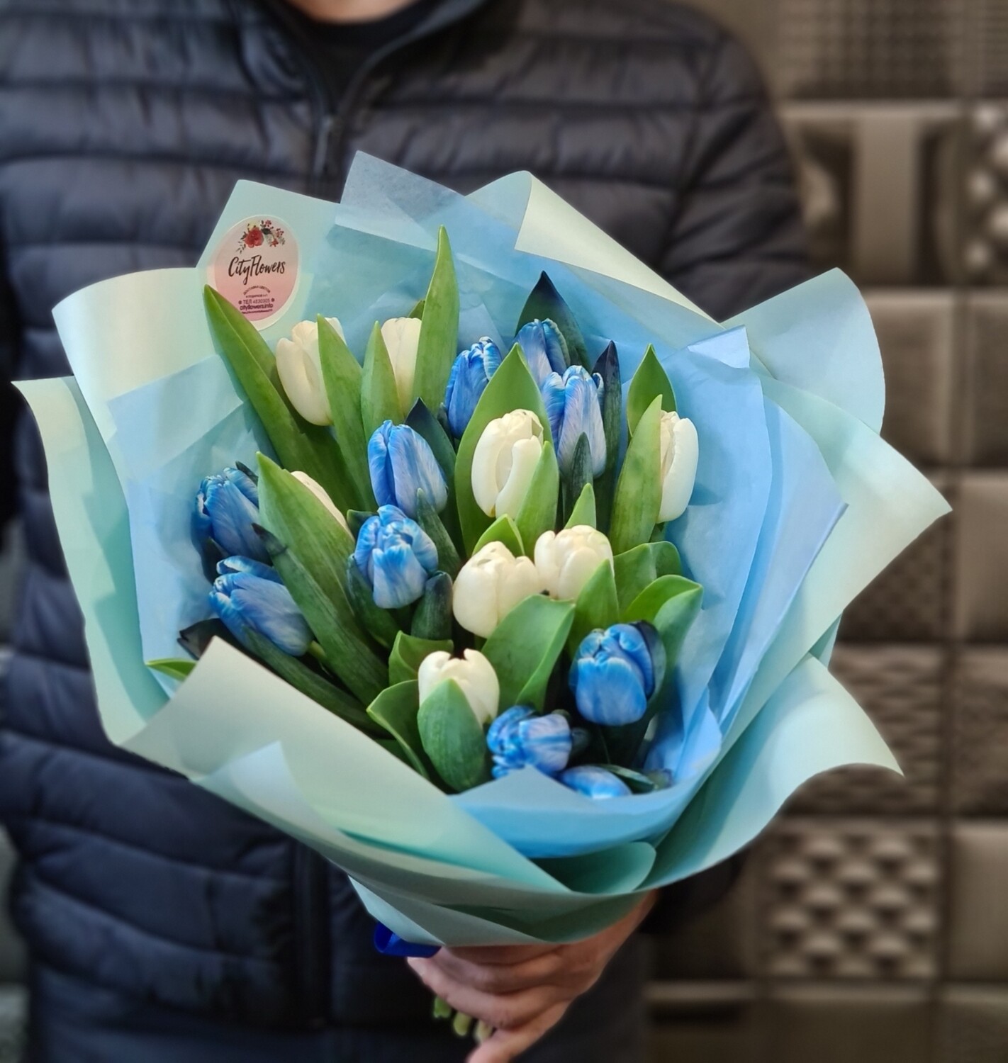 Букет эксклюзив синие и белые тюльпаны микс.