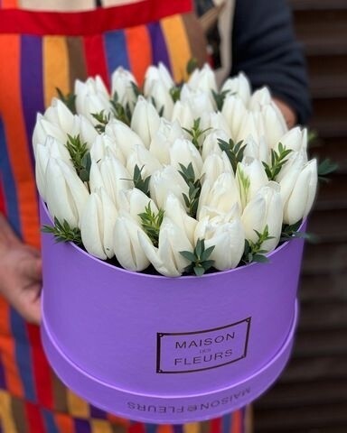 Коробка белых тюльпанов