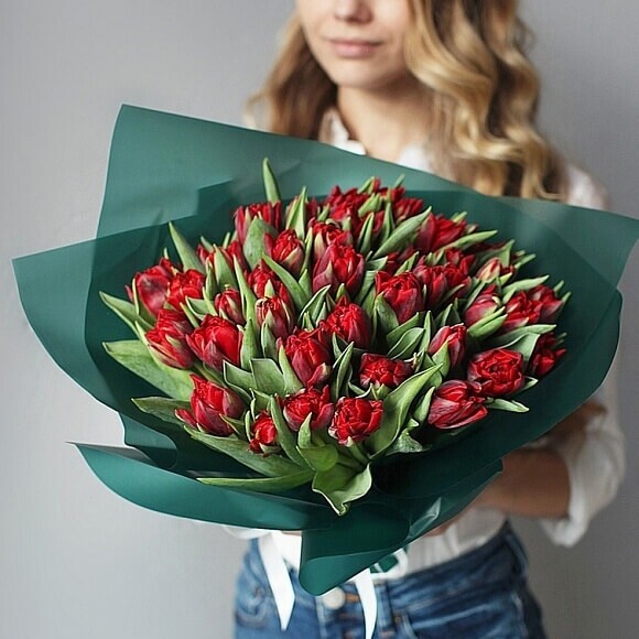 Красные пионовидные тюльпаны.