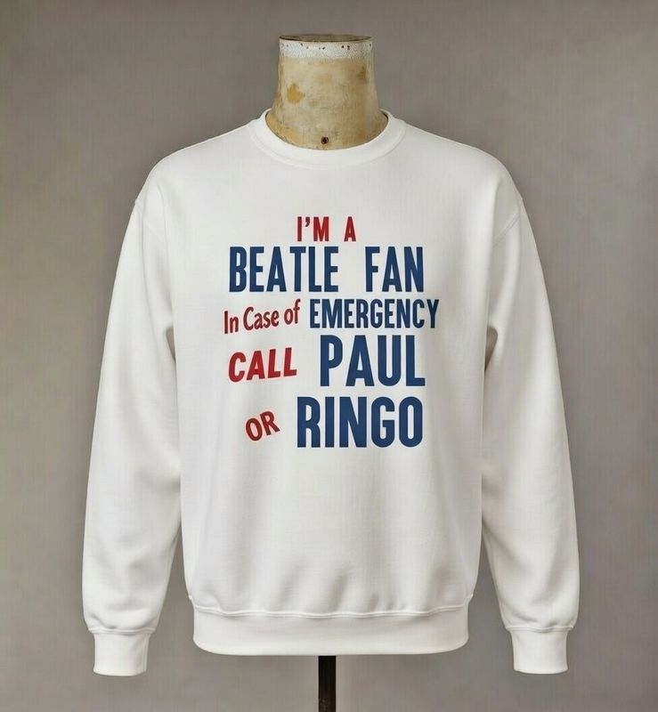 IM A BEATLE FAN. TAKEN FROM THE ORIGINAL '60S BUTTON BADGE. ORGANIC COTTON SWEATSHIRT IM A BEATLE FAN. TAKEN FROM THE ORIGINAL '60S BUTTON BADGE. ORGANIC COTTON SWEATSHIRT