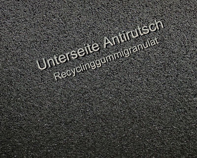RC Target einfarbig schwarz, Recyclingmaterial ca. 29x48 cm. Unterseite Antirutschfläche ohne Klettbänder, verhindert ein verrutschen auf dem Steg nahezu vollständig. Farben können abweichen.