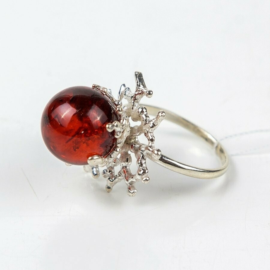 Стильное серебряное кольцо с вишневым янтарем "Коралл"
