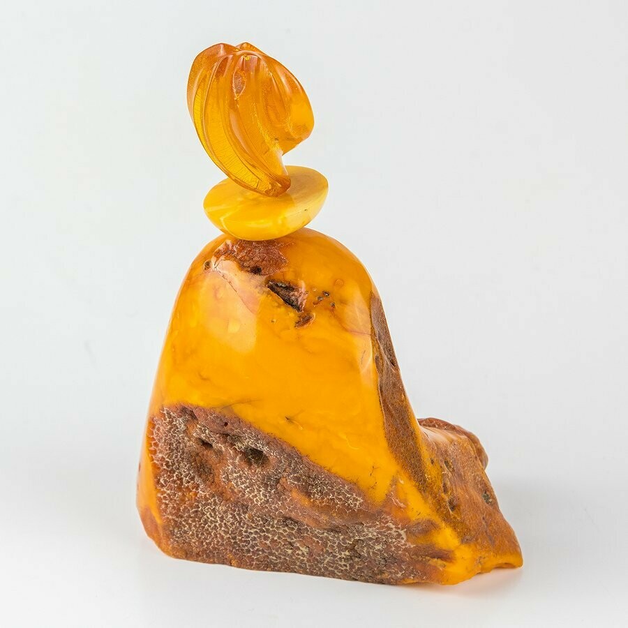 Сувенир из натурального цельного куска старинного янтаря "Вулкан"