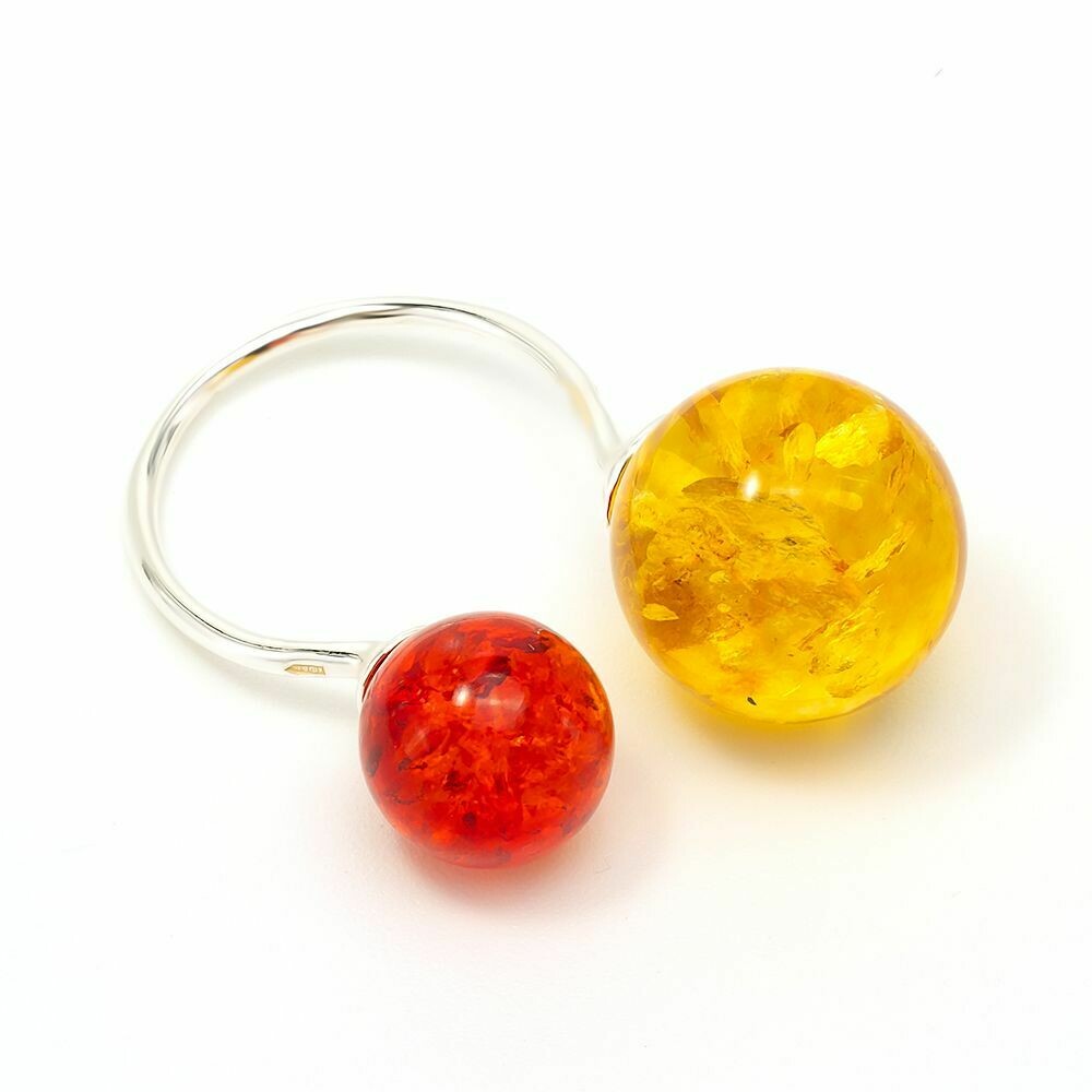 Серебряное кольцо с  красным и лимонным янтарем 