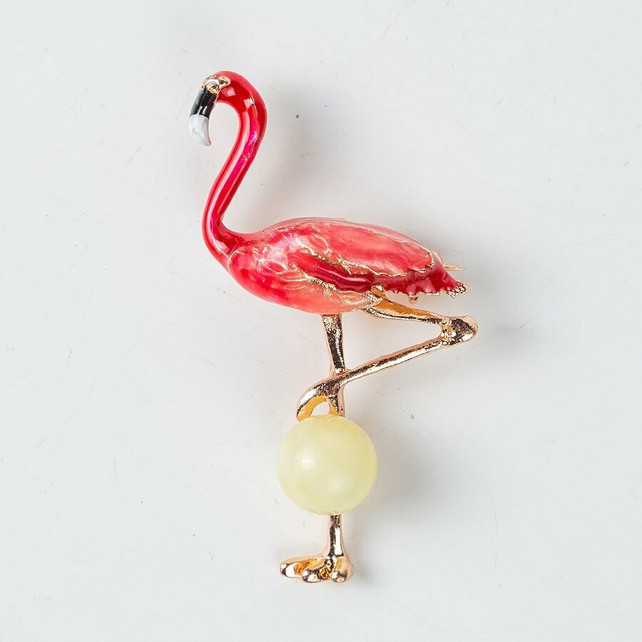 Стильная брошь с эмалью и молочным янтарем "Фламинго"