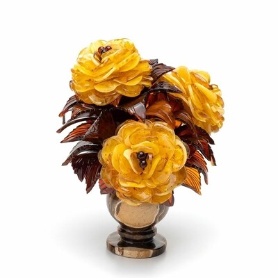Янтарные розы в вазе в букете из трех цветков