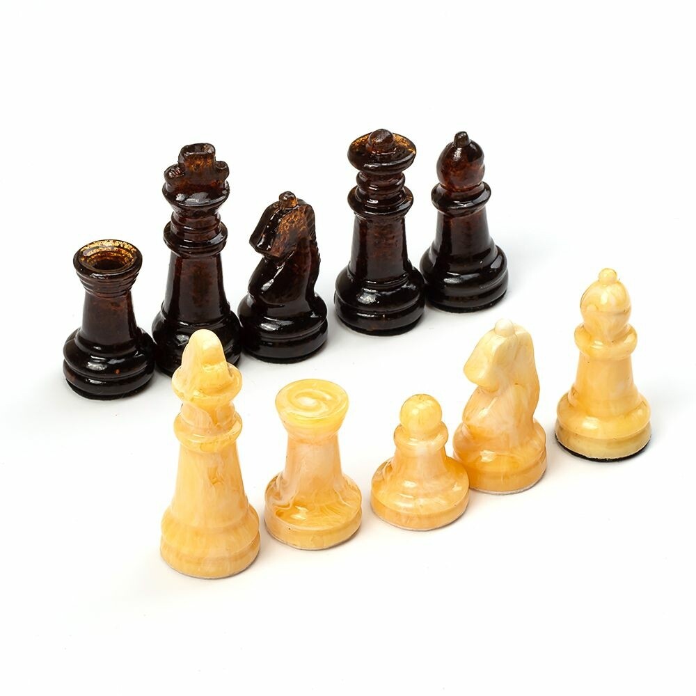 Янтарные шахматные фигуры молочного и вишневого цвета