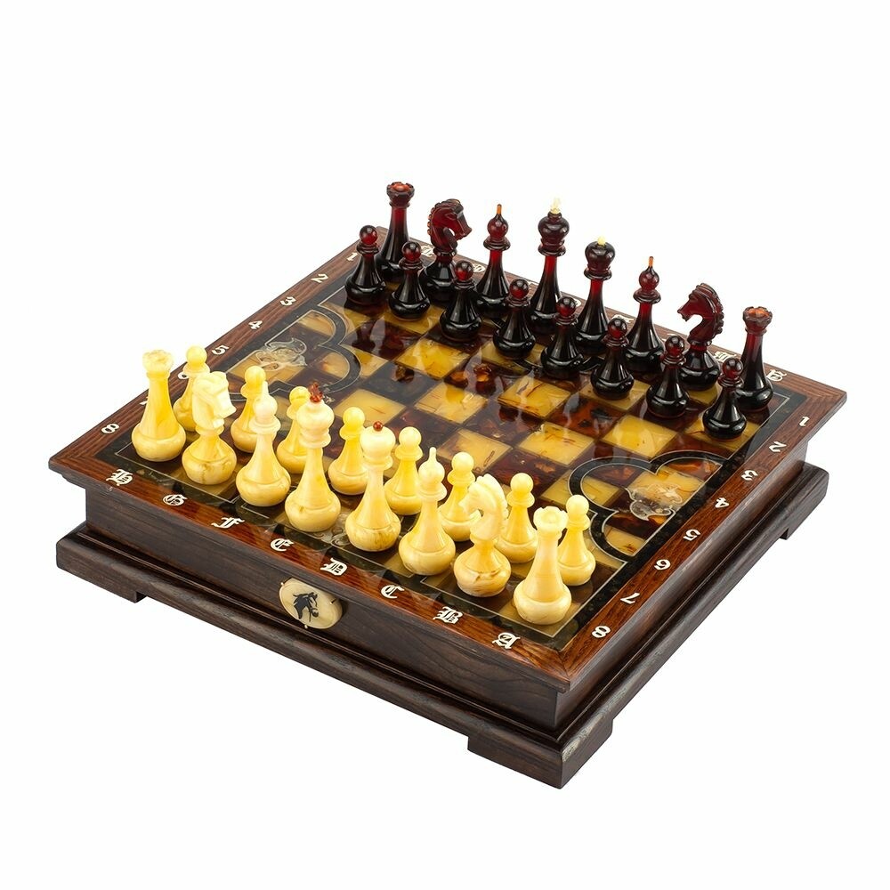 Крупные  шахматы в  ларце из дуба  с фигурами 