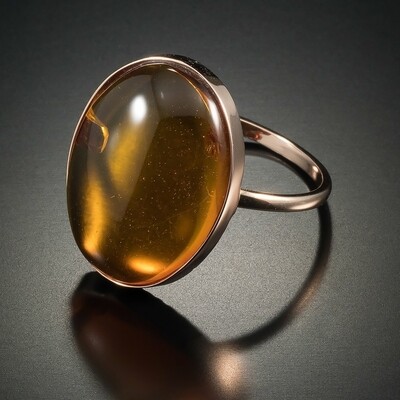 Золотой классический овальный перстень с натуральным медовым янтарем