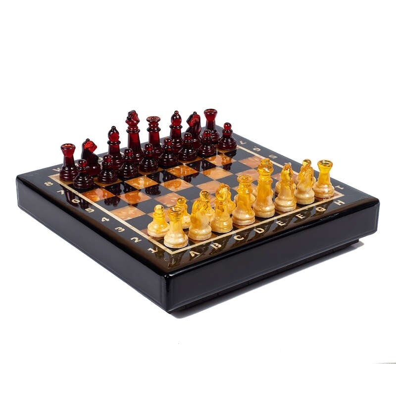 Янтарные шахматы в деревянном ларце с классическими фигурами