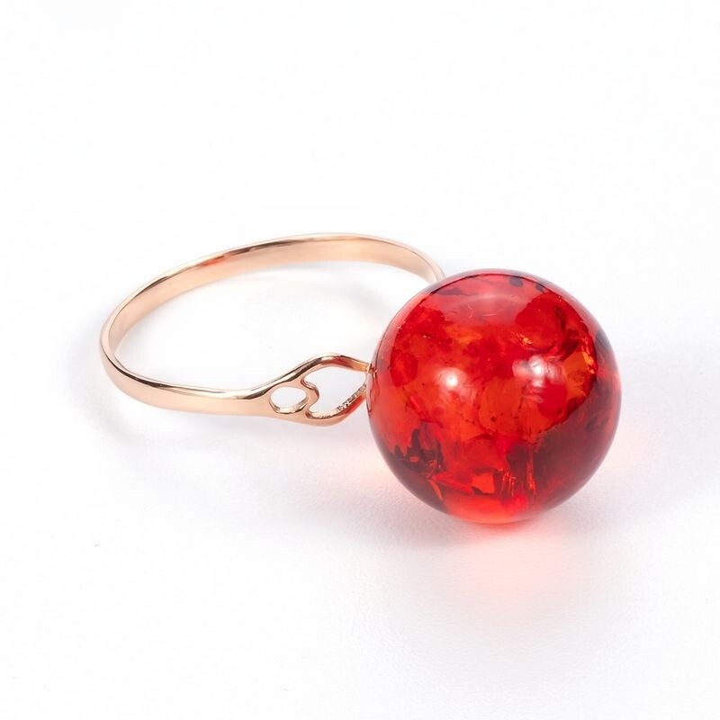 Золотое кольцо с шаром из  красного янтаря