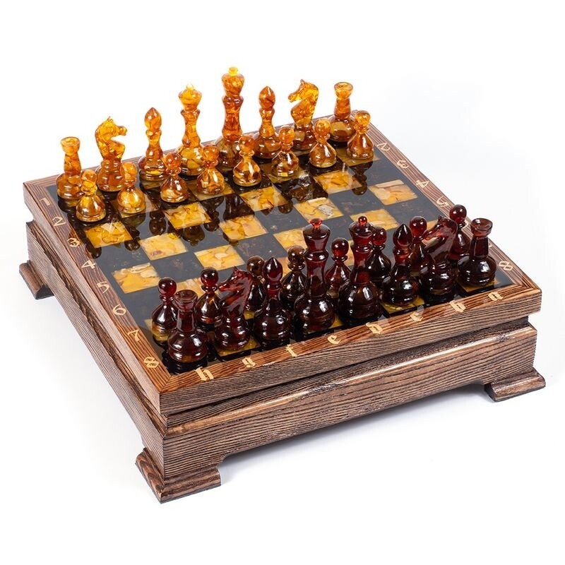 Янтарные шахматы в дубовом ларце с классическими фигурами в упаковке
