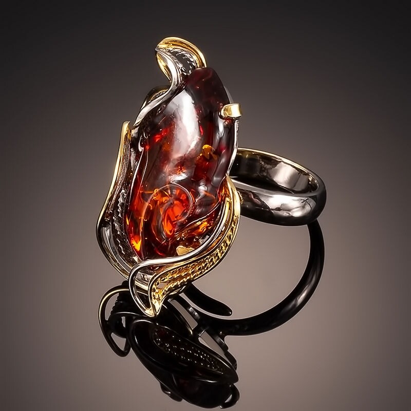 Шикарное кольцо в позолоте с натуральным балтийским коньячным янтарем