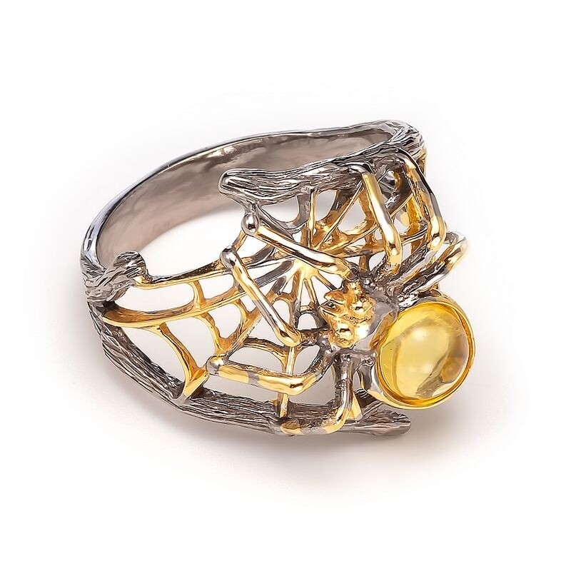 позолоченное кольцо с натуральным лимонным янтарём "Паук"