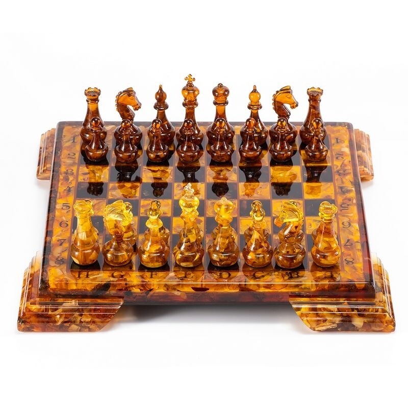 Роскошные янтарные шахматы с классическим резными фигурами на ножках