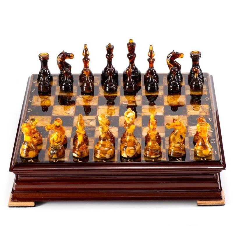 Шикарные янтарные шахматы в дубовом лакированном ларце с фигурами