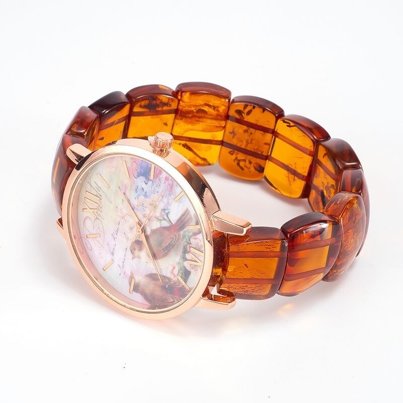 Часы наручные с крупным циферблатом на янтарном браслете