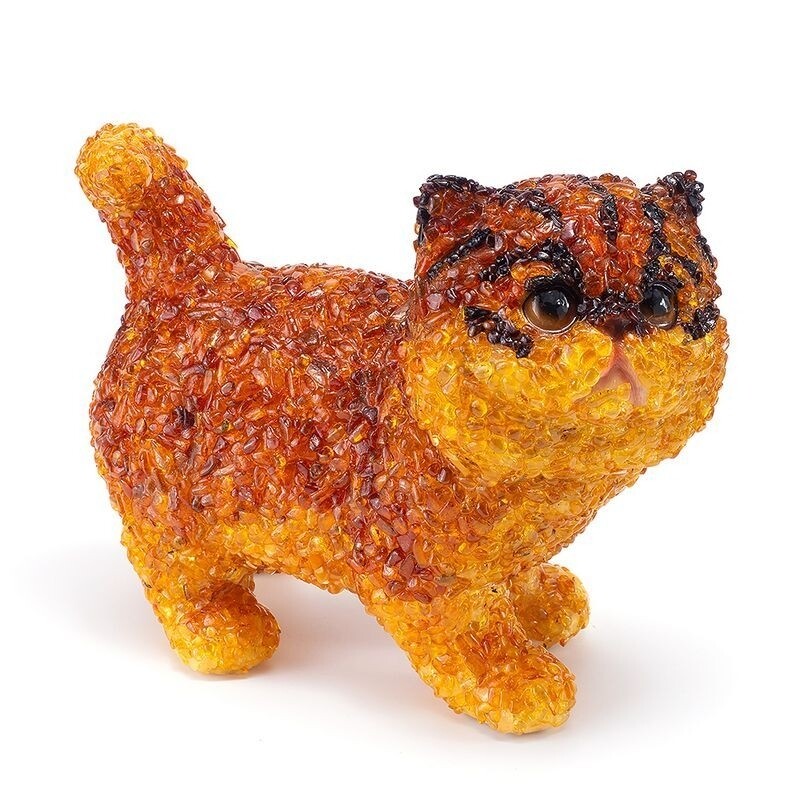 Крупная фигурка, выложенная натуральным камнем янтарём котик