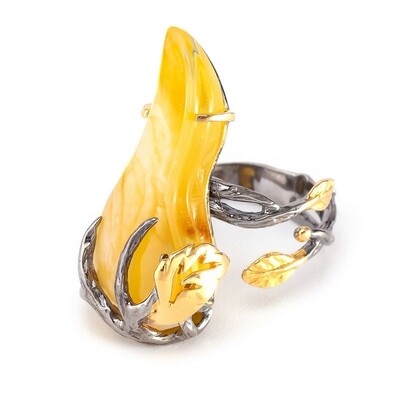 Дизайнерское кольцо с позолотой с натуральным пейзажным янтарём