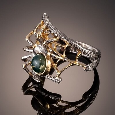 Анималистичное позолоченное кольцо с натуральным зелёным янтарём
