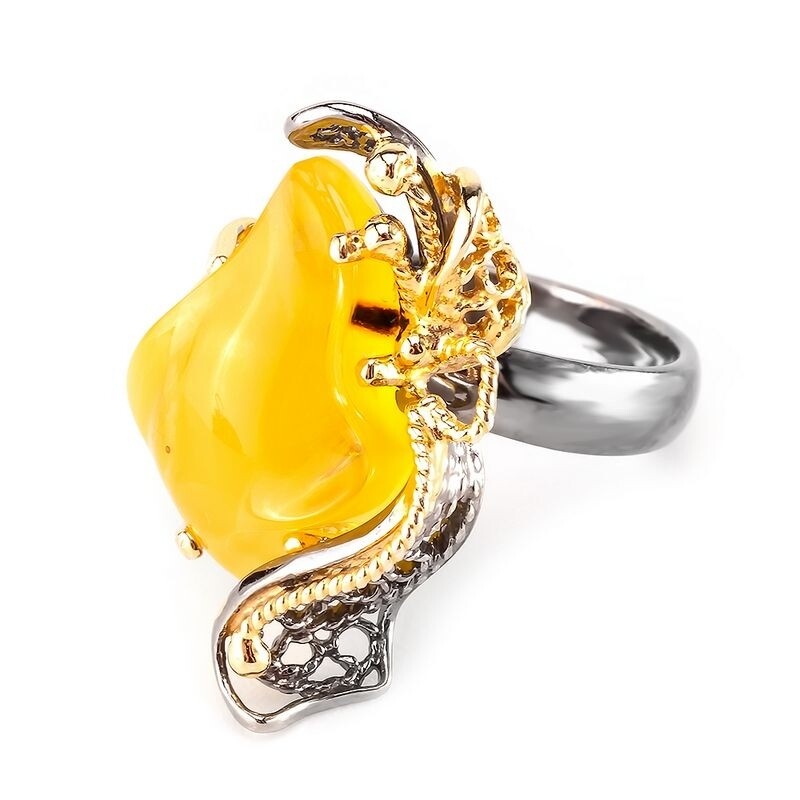Очаровательное кольцо в позолоте с натуральным медовым янтарём