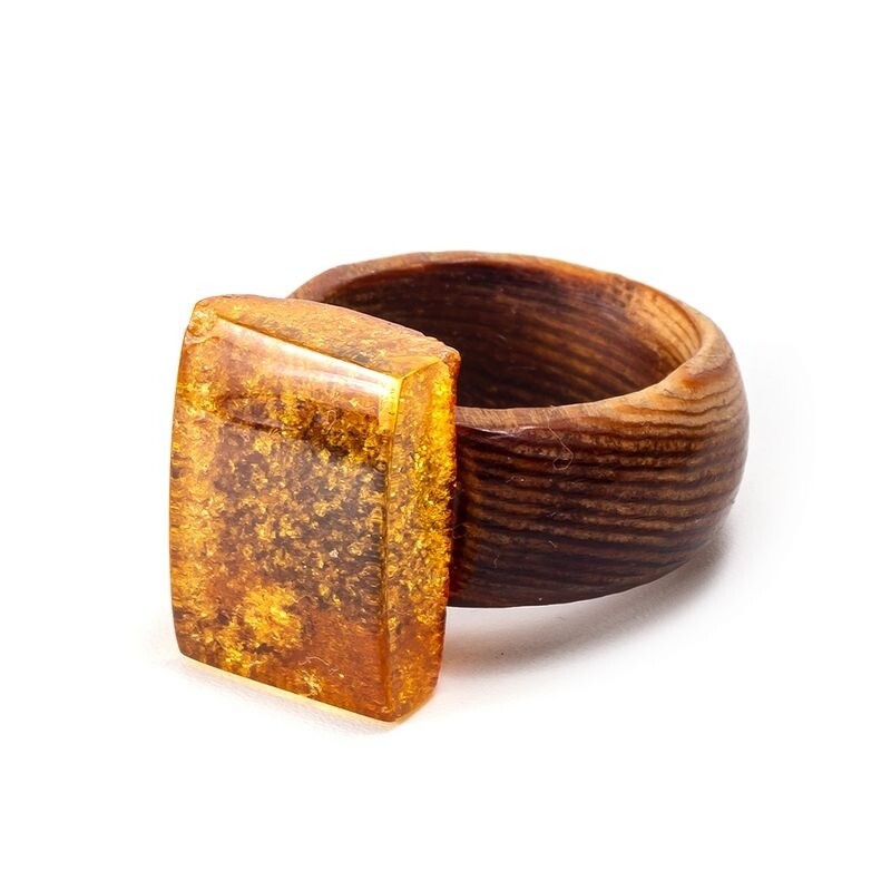 Деревянное кольцо с прозрачным натуральным янтарём
