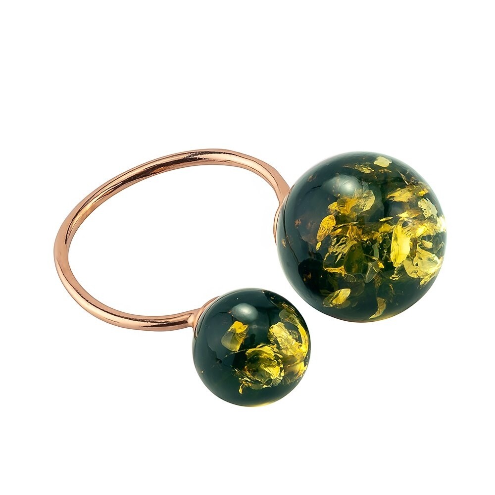 Элегантное кольцо с натуральным зеленым янтарем в позолоте