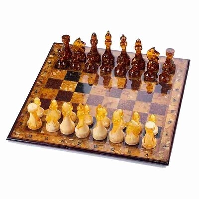 Шикарная крупная шахматная доска из дерева с янтарными фигурами