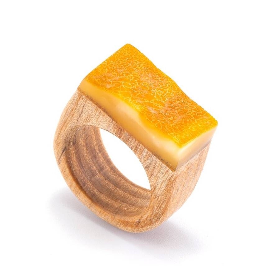 Современный деревянный перстень с фактурным натуральным янтарём
