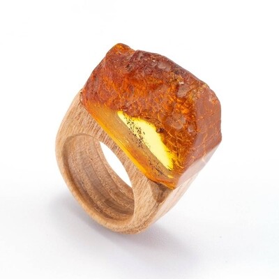 Оригинальное крупное кольцо из дерева с натуральным прозрачным янтарём