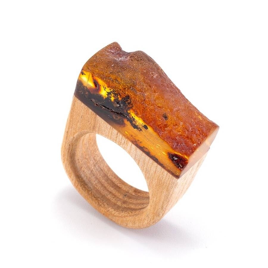Стильный перстень из дерева с натуральным янтарём с природными включениями